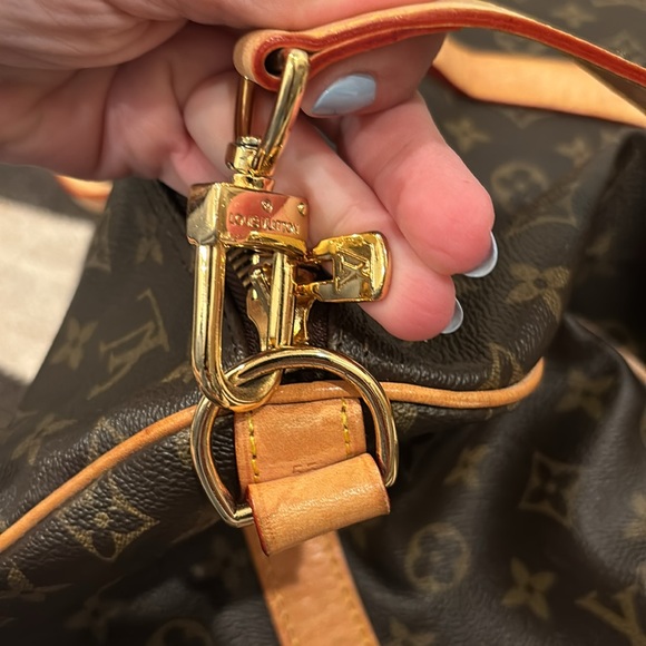Louis Vuitton duffle bag. Leather shows spots and oil marks but no fraying! - Picture 3 of 7